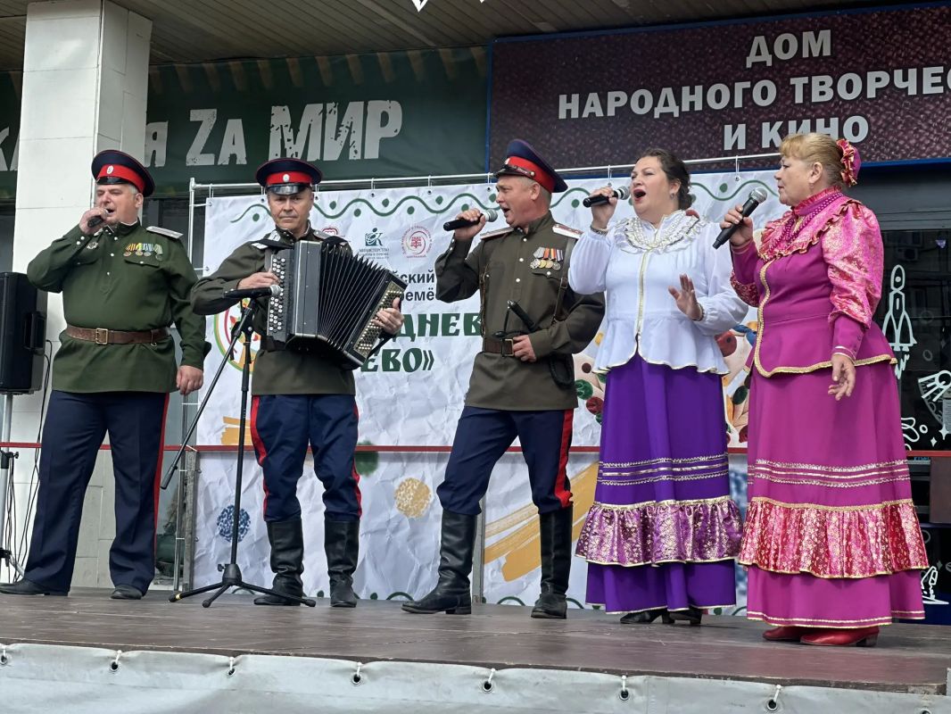 На площадке у дома народного творчества «Центральный» проходит VI Всероссийский фестиваль-конкурс народных ремесел «Хлудневское древо» На площадке у дома народного творчества «Центральный» проходит VI Всероссийский фестиваль-конкурс народных ремесел «Хлудневское древо»