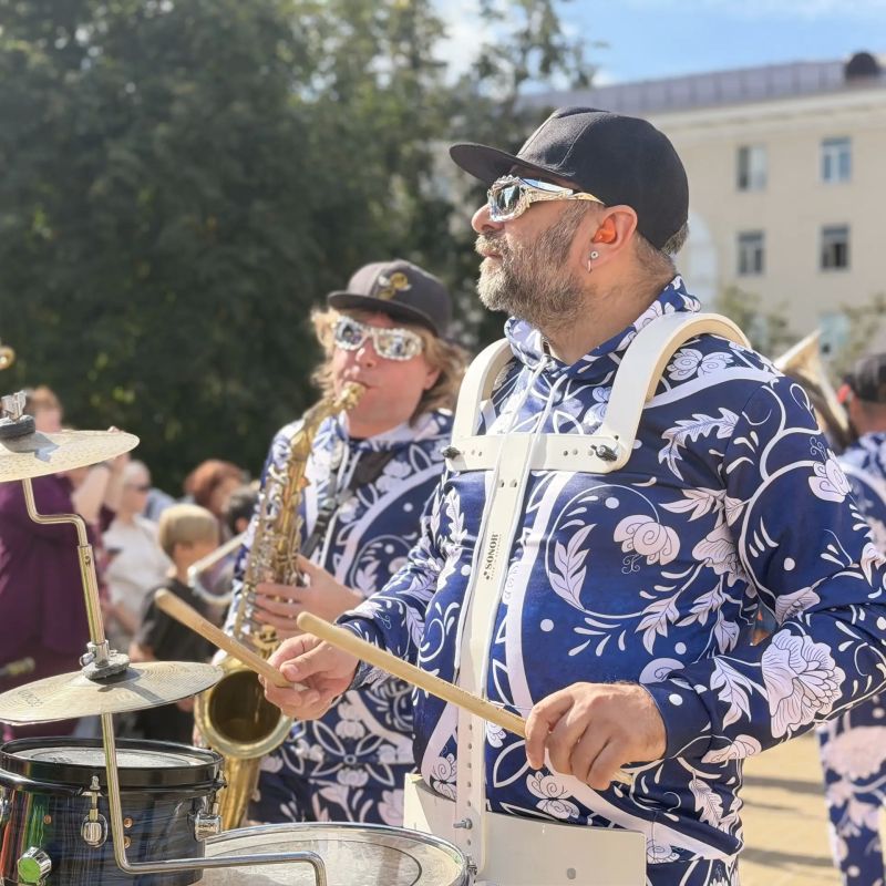 Секретный гость, велосимфония и клоунессы! На Театральной площади начинается что-то невероятное Секретный гость, велосимфония и клоунессы! На Театральной площади начинается что-то невероятное