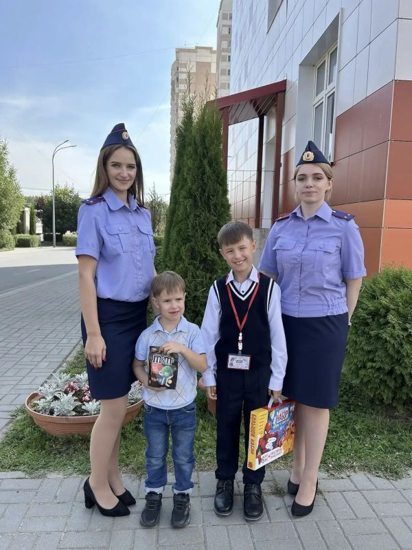 Следователи поздравили с Днём знаний калужских школьников и детей своих коллег Следователи поздравили с Днём знаний калужских школьников и детей своих коллег