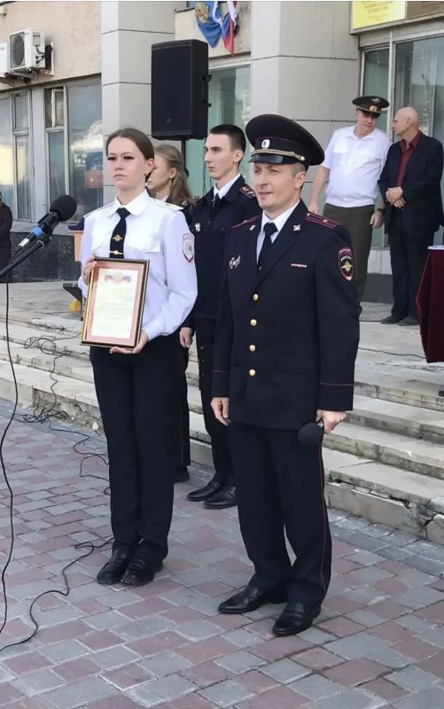 Новый учебный год – новый шаг в профессию: полицейские не только поздравили студентов, но и пригласили их на службу Новый учебный год – новый шаг в профессию: полицейские не только поздравили студентов, но и пригласили их на службу
