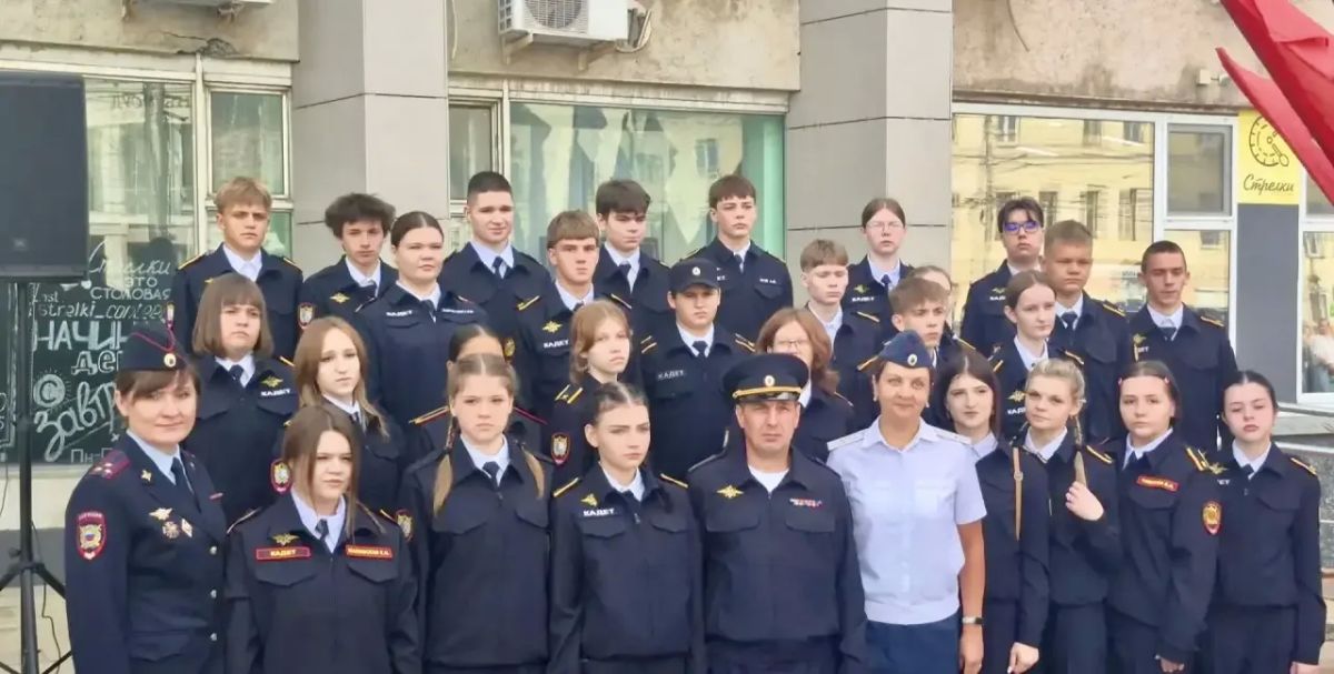 Новый учебный год – новый шаг в профессию: полицейские не только поздравили студентов, но и пригласили их на службу Новый учебный год – новый шаг в профессию: полицейские не только поздравили студентов, но и пригласили их на службу
