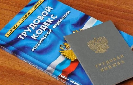 Суд удовлетворил иск прокуратуры Думиничского района о взыскании в пользу работницы маркетплейса задолженности по зарплате и компенсаций
