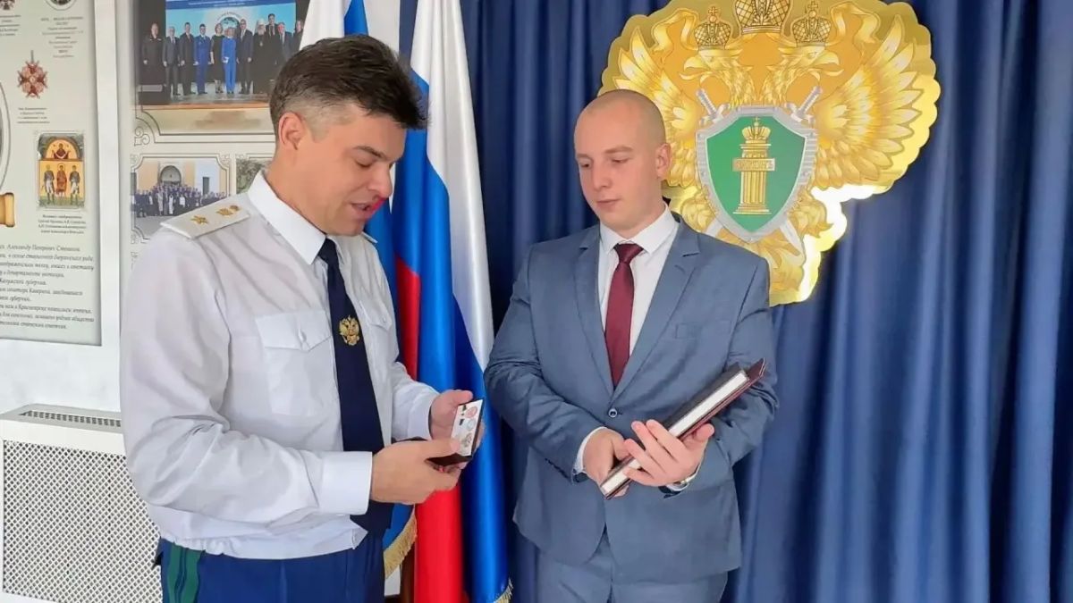 В прокуратуре Калужской области состоялось торжественное принятие Присяги помощником прокурора Козельского района Всеволодом Махтюком, который с отличием закончил МГЮА имени О.Е. Кутафина и поступил на службу в органы... В прокуратуре Калужской области состоялось торжественное принятие Присяги помощником прокурора Козельского района Всеволодом Махтюком, который с отличием закончил МГЮА имени О.Е. Кутафина и поступил на службу в органы...