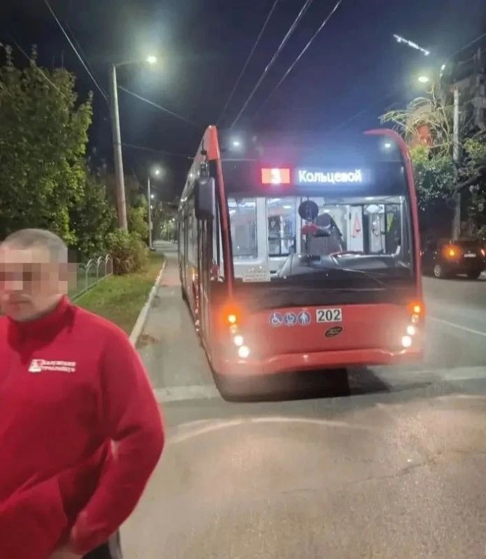 Водитель троллейбуса поймал юного зацепера Водитель троллейбуса поймал юного зацепера