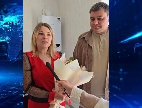 Ключи от нового дома вручили семье медиков из Кировского округа