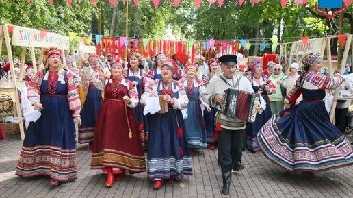 Калужские мастера показали хлудневскую игрушку и резьбу по дереву на фестивале