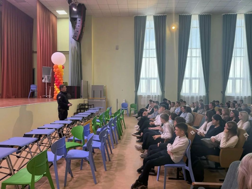 Сотрудники ОМВД России «Малоярославецкий» провели профориентационное мероприятие для старшеклассников Сотрудники ОМВД России «Малоярославецкий» провели профориентационное мероприятие для старшеклассников
