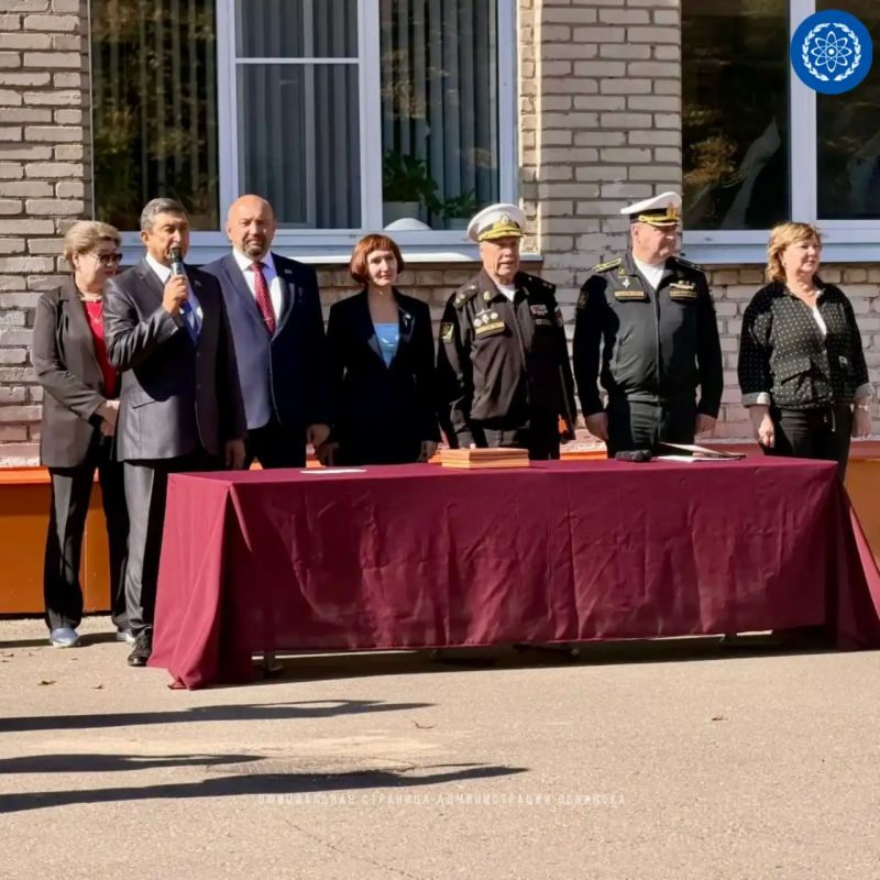 На стенах школы №4 появились изображения Игоря Курчатова и Леонида Осипенко На стенах школы №4 появились изображения Игоря Курчатова и Леонида Осипенко