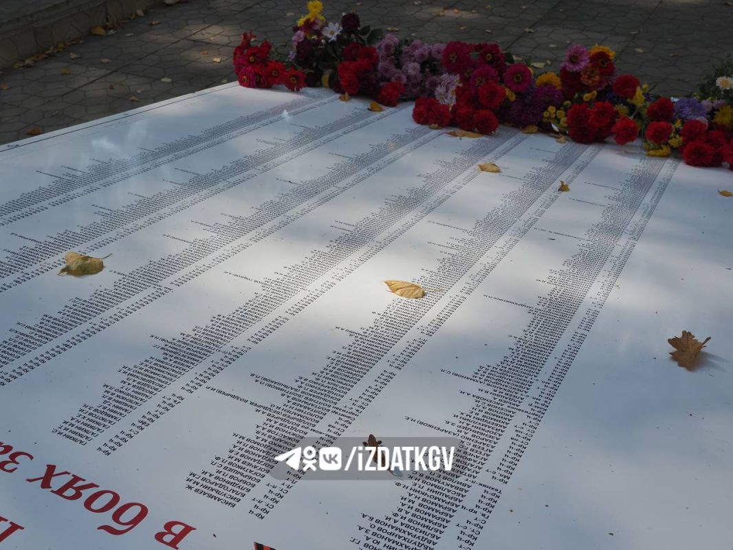 Владислав Шапша возложил цветы к вечному огню на Безымянной высоте Владислав Шапша возложил цветы к вечному огню на Безымянной высоте