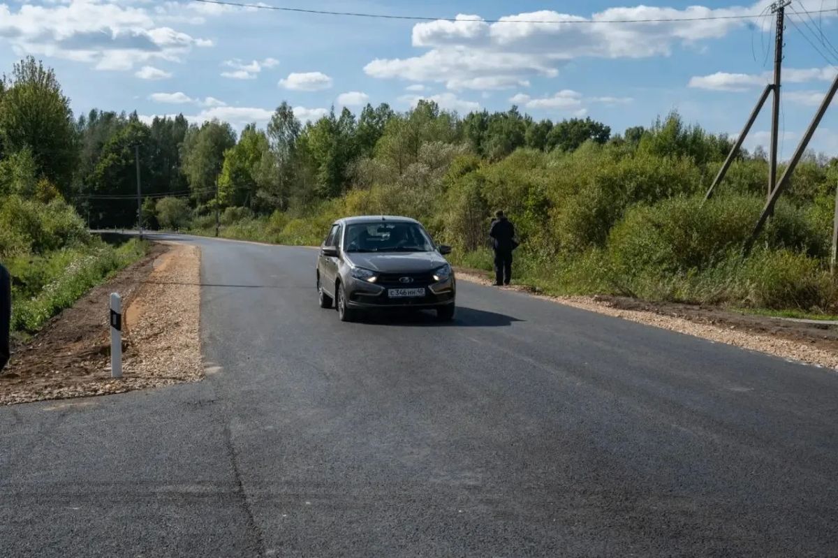 Губернатор вместе с отцом погибшего участника СВО осмотрели отремонтированную дорогу в Бетлице Губернатор вместе с отцом погибшего участника СВО осмотрели отремонтированную дорогу в Бетлице