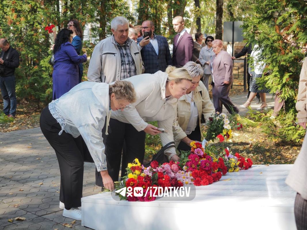 Владислав Шапша возложил цветы к вечному огню на Безымянной высоте Владислав Шапша возложил цветы к вечному огню на Безымянной высоте