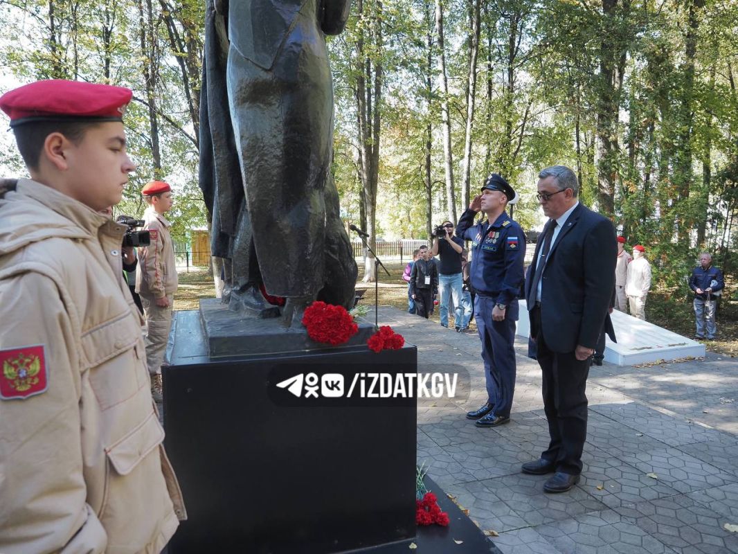 Владислав Шапша возложил цветы к вечному огню на Безымянной высоте Владислав Шапша возложил цветы к вечному огню на Безымянной высоте