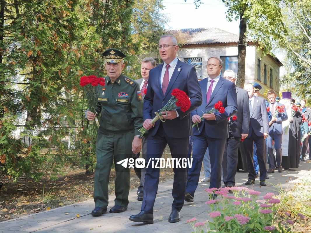 Владислав Шапша возложил цветы к вечному огню на Безымянной высоте Владислав Шапша возложил цветы к вечному огню на Безымянной высоте