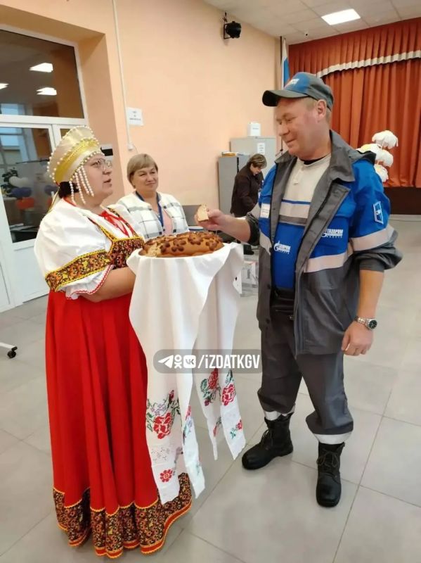 Первых избирателей в Жиздре встречали хлебом-солью