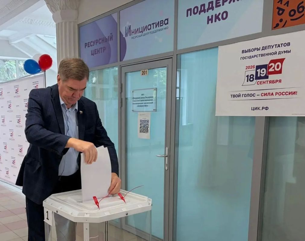 Дмитрий Денисов поздравил завод КАДВИ с юбилеем Дмитрий Денисов поздравил завод КАДВИ с юбилеем