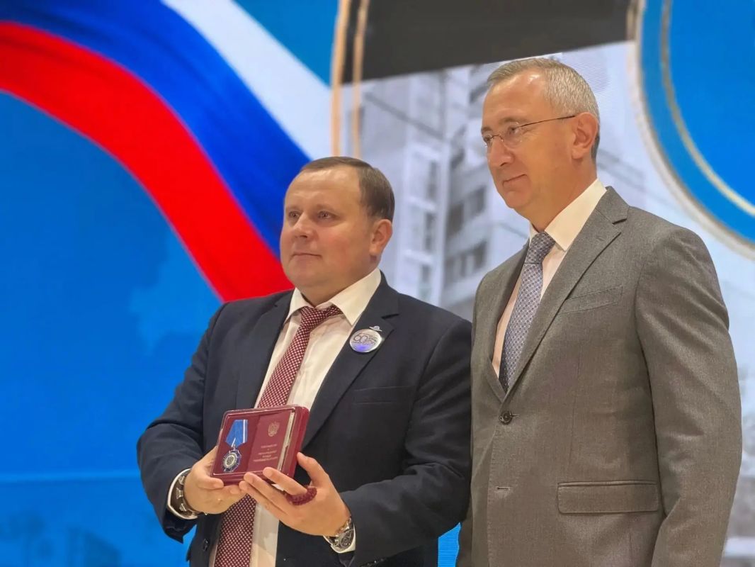 Дмитрий Денисов поздравил завод КАДВИ с юбилеем Дмитрий Денисов поздравил завод КАДВИ с юбилеем