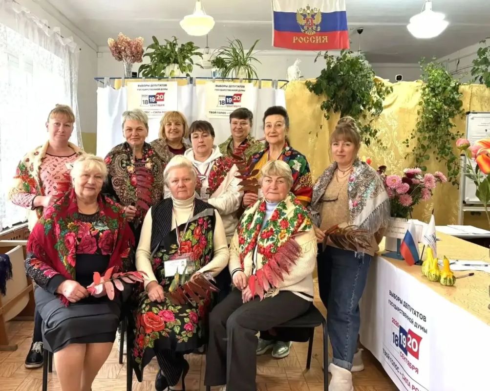 Выборы-2026 Дни голосования в Калужской области проходят в теплой и праздничной атмосфере. Члены комиссий постарались создать для избирателей отличное настроение: песни, народные костюмы, угощения, воздушные шары и подарки Выборы-2026 Дни голосования в Калужской области проходят в теплой и праздничной атмосфере. Члены комиссий постарались создать для избирателей отличное настроение: песни, народные костюмы, угощения, воздушные шары и подарки