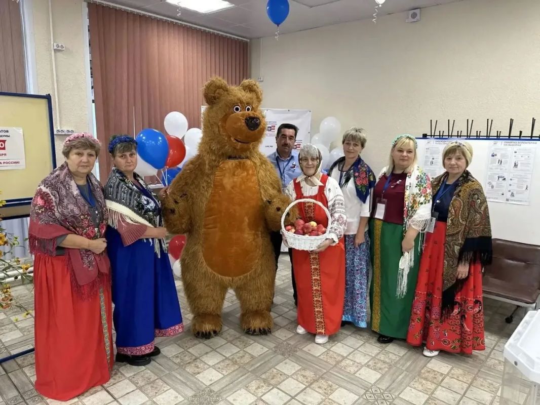 Выборы-2026 Дни голосования в Калужской области проходят в теплой и праздничной атмосфере. Члены комиссий постарались создать для избирателей отличное настроение: песни, народные костюмы, угощения, воздушные шары и подарки Выборы-2026 Дни голосования в Калужской области проходят в теплой и праздничной атмосфере. Члены комиссий постарались создать для избирателей отличное настроение: песни, народные костюмы, угощения, воздушные шары и подарки
