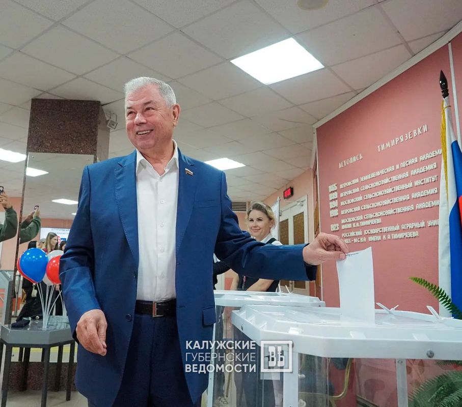 Сенатор Анатолий Артамонов в Калуге проголосовал на выборах депутатов Госдумы Сенатор Анатолий Артамонов в Калуге проголосовал на выборах депутатов Госдумы