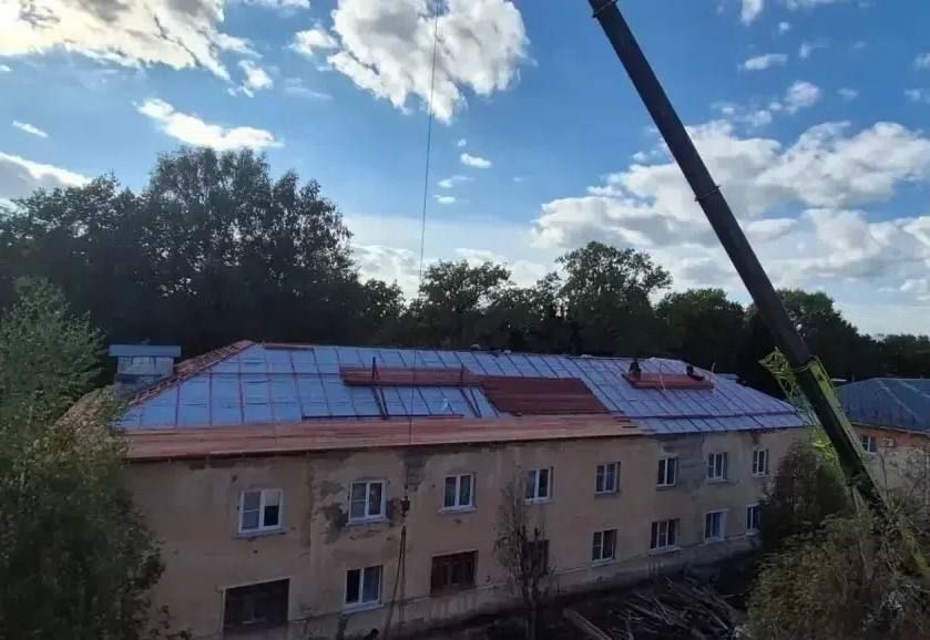 В Калуге на улице Дубрава обновляют крышу