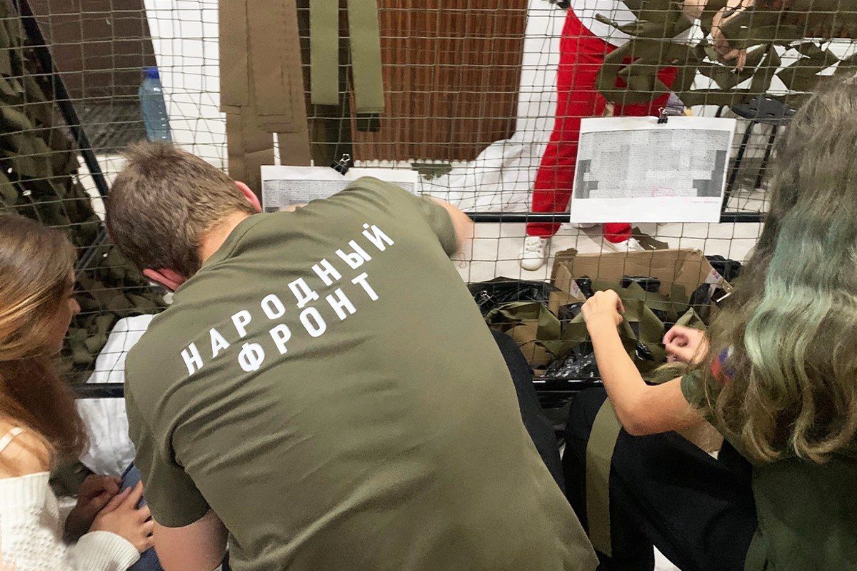 Волонтёры «Молодёжки народного фронта» из Калужской области сплели маскировочные сети Волонтёры «Молодёжки народного фронта» из Калужской области сплели маскировочные сети