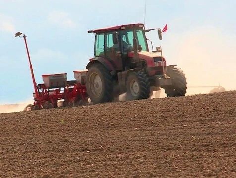 Более 500 гектаров земли засеяли в Дзержинском округе под урожай 2027 года