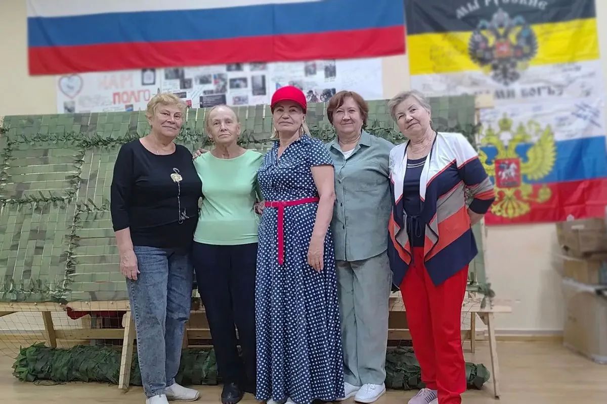 Волонтёры из Калужской области сплели для военнослужащих 20 маскировочных сетей