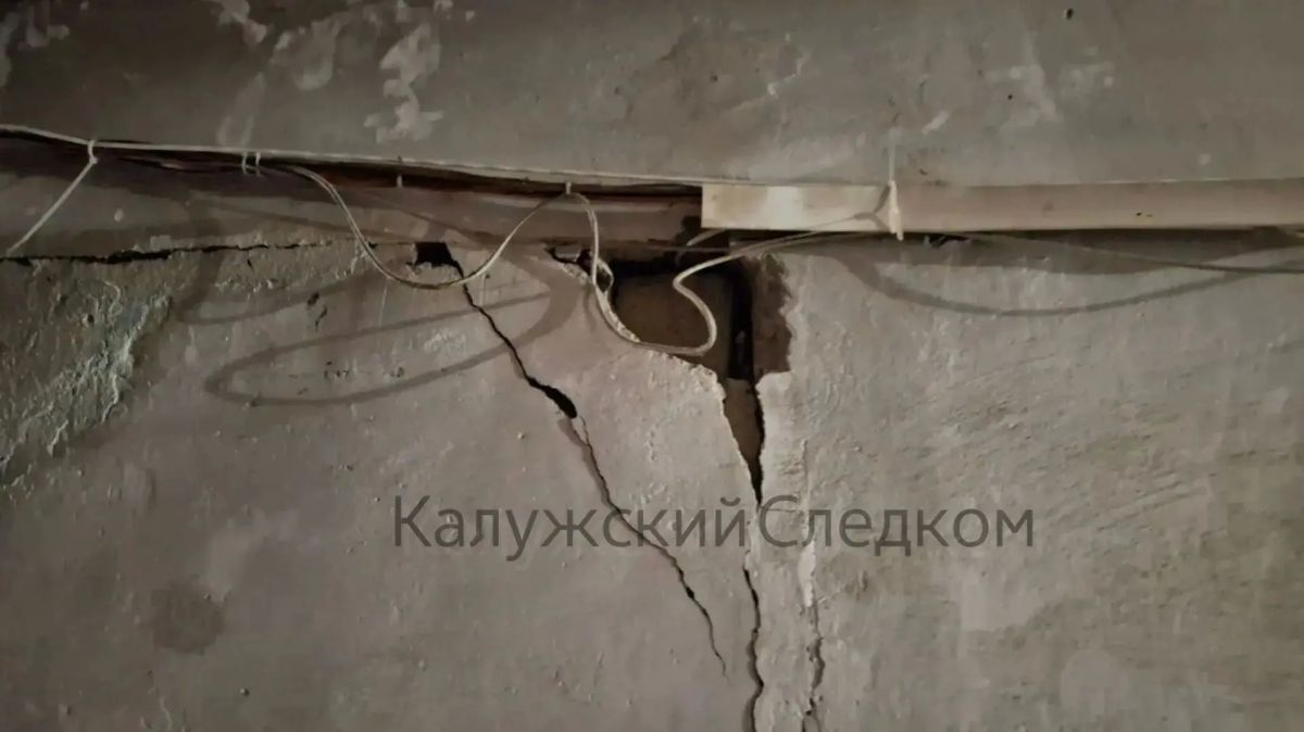В жилом доме в Балабанове рушатся потолки