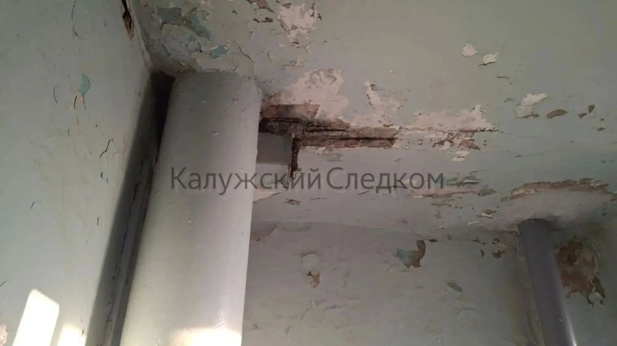 В жилом доме в Балабанове рушатся потолки В жилом доме в Балабанове рушатся потолки