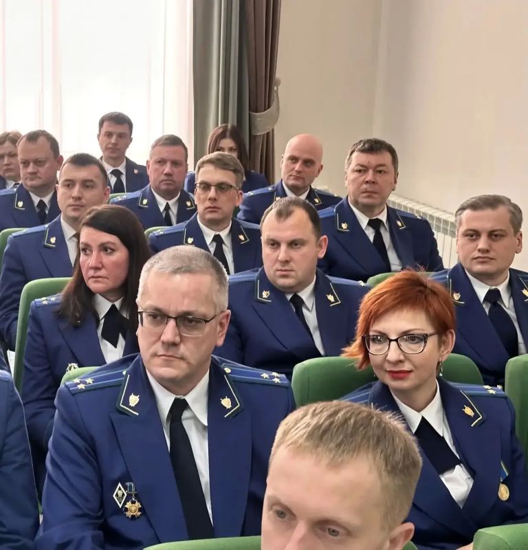 Прокурор области Константин Жиляков в торжественной обстановке вручил награду Генерального прокурора Российской Федерации Александра Владимировича Гуцана «Ценный подарок» Саржиной Марине Петровне, которая 40 лет проработала... Прокурор области Константин Жиляков в торжественной обстановке вручил награду Генерального прокурора Российской Федерации Александра Владимировича Гуцана «Ценный подарок» Саржиной Марине Петровне, которая 40 лет проработала...