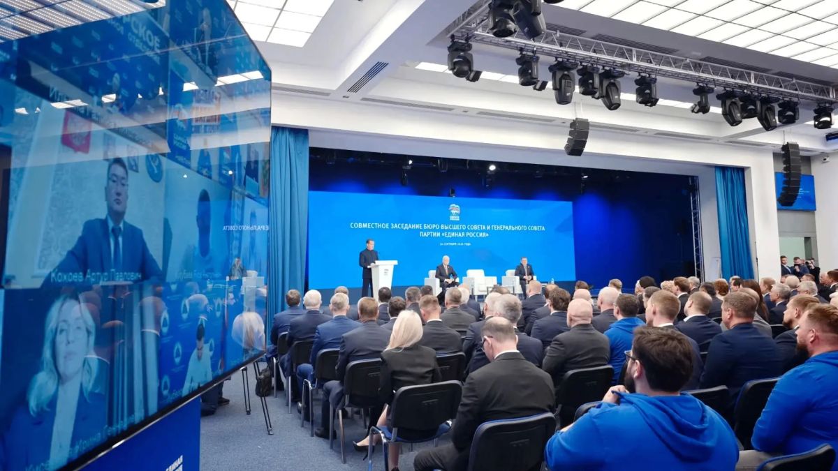 Дмитрий Медведев предложил кандидатуру Дмитрия Афанасьева на должность замруководителя фракции «Единой России» в Госдуме Дмитрий Медведев предложил кандидатуру Дмитрия Афанасьева на должность замруководителя фракции «Единой России» в Госдуме