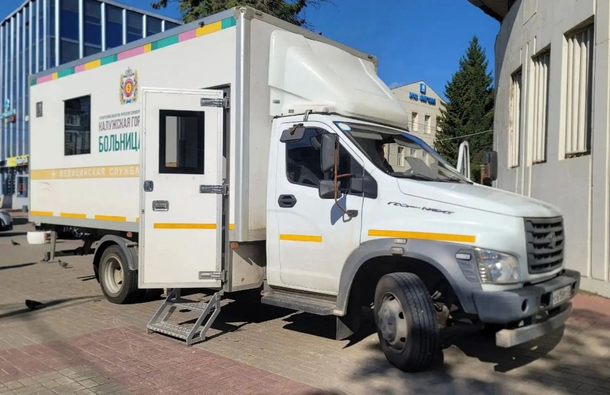 Прививки от гриппа начали делать в мобильном пункте вакцинации