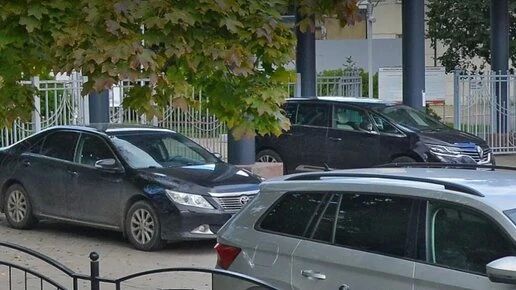 В Калуге запретят парковку на тротуаре возле филармонии