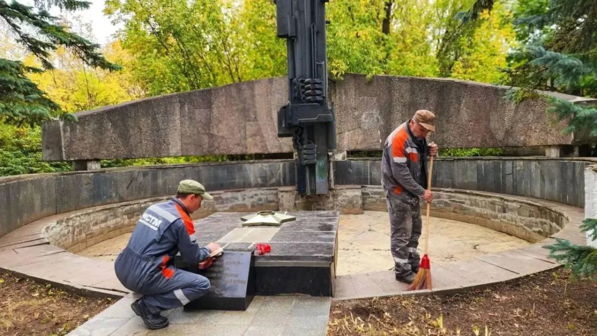 Мемориал погибшим заводчанам привели в порядок в Калуге Мемориал погибшим заводчанам привели в порядок в Калуге