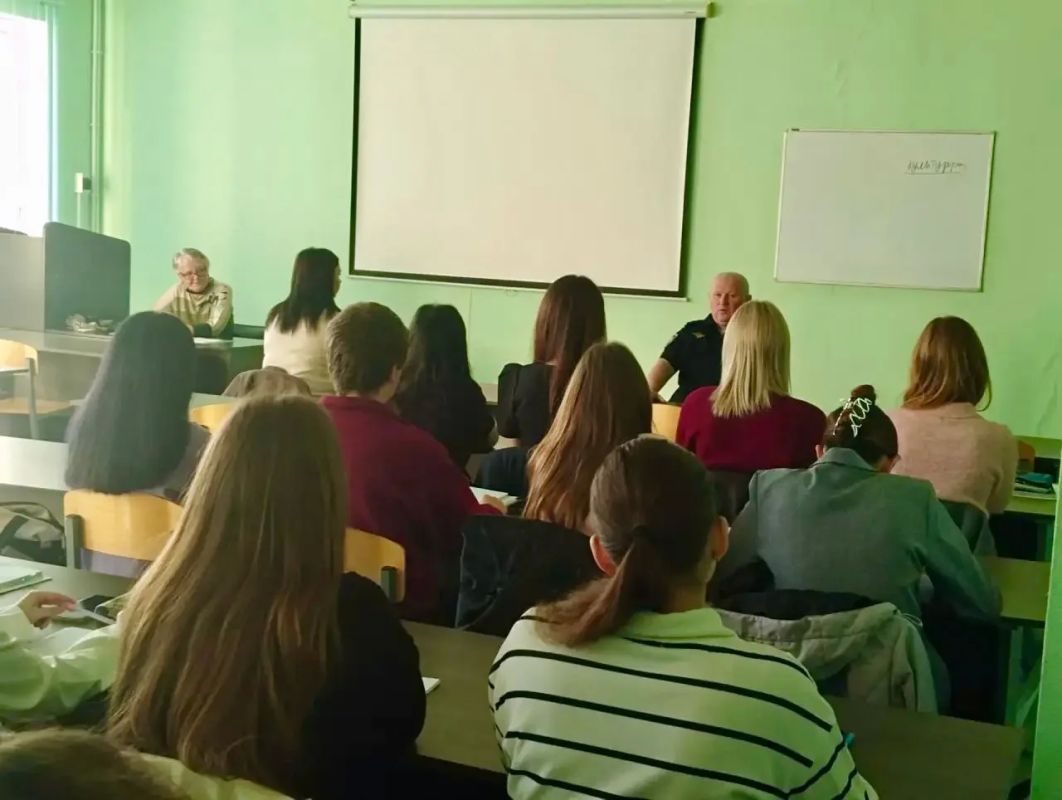 Заместитель начальника УМВД России по Калужской области провел профориентационное мероприятие со студентами КГУ им. К.Э. Циолковского Заместитель начальника УМВД России по Калужской области провел профориентационное мероприятие со студентами КГУ им. К.Э. Циолковского