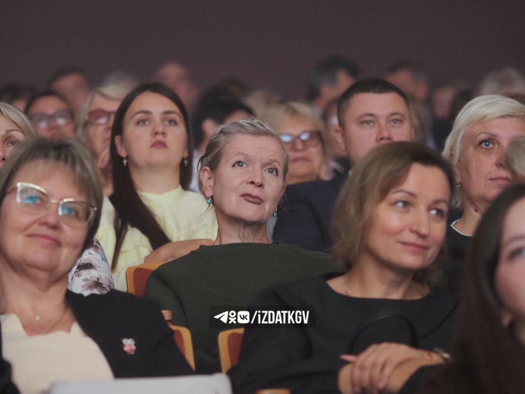 В Калуге вручили награды лучшим работникам сферы образования В Калуге вручили награды лучшим работникам сферы образования