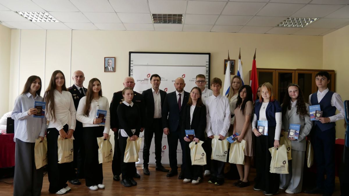 В Калужской области школьникам вручили паспорта РФ в Центре кинологической службы УМВД России