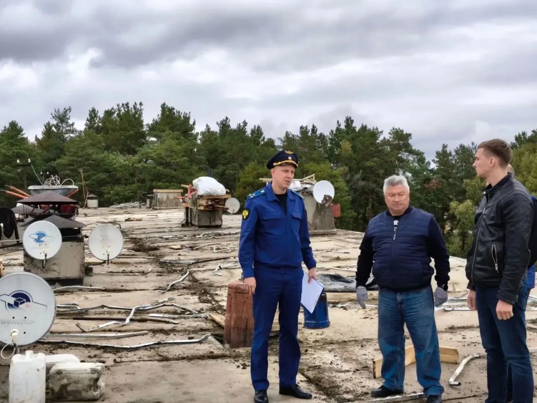 Прокурор области Константин Жиляков поручил городским и районным прокурорам взять на контроль завершение ремонта крыш многоквартирных домов в максимально короткие сроки Прокурор области Константин Жиляков поручил городским и районным прокурорам взять на контроль завершение ремонта крыш многоквартирных домов в максимально короткие сроки