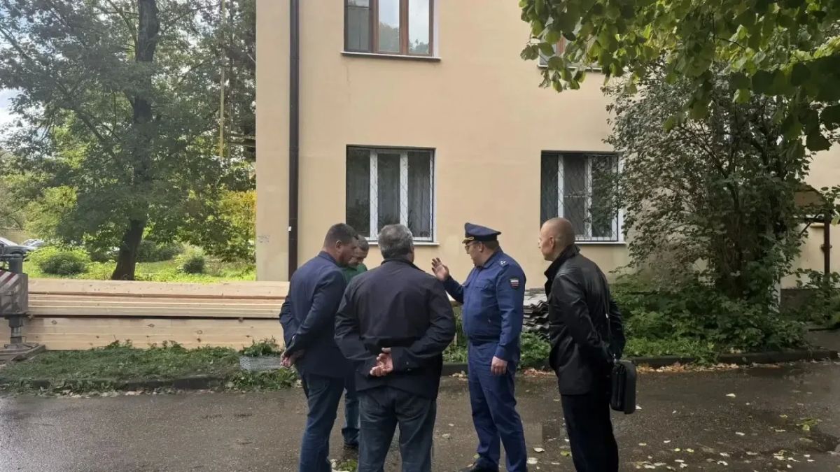 Прокурор области Константин Жиляков поручил городским и районным прокурорам взять на контроль завершение ремонта крыш многоквартирных домов в максимально короткие сроки Прокурор области Константин Жиляков поручил городским и районным прокурорам взять на контроль завершение ремонта крыш многоквартирных домов в максимально короткие сроки