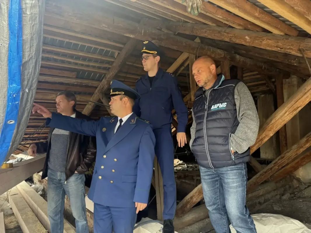 Прокурор области Константин Жиляков поручил городским и районным прокурорам взять на контроль завершение ремонта крыш многоквартирных домов в максимально короткие сроки Прокурор области Константин Жиляков поручил городским и районным прокурорам взять на контроль завершение ремонта крыш многоквартирных домов в максимально короткие сроки