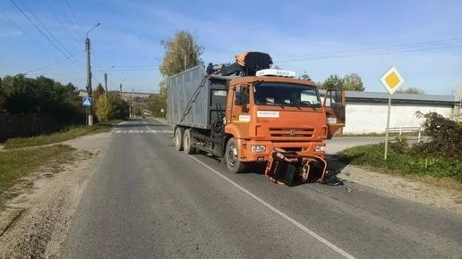 В Сухиничах пожилой мужчина на трицикле попал под КамАЗ