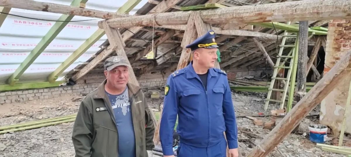 Прокурор области Константин Жиляков поручил городским и районным прокурорам взять на контроль завершение ремонта крыш многоквартирных домов в максимально короткие сроки Прокурор области Константин Жиляков поручил городским и районным прокурорам взять на контроль завершение ремонта крыш многоквартирных домов в максимально короткие сроки