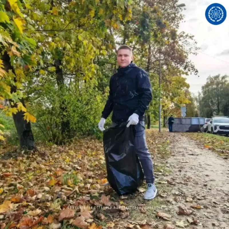 Субботники продолжаются. Сотрудники администрации города и «Обнинского городского транспорта» вместе привели в порядок территорию Привокзальной площади Субботники продолжаются. Сотрудники администрации города и «Обнинского городского транспорта» вместе привели в порядок территорию Привокзальной площади