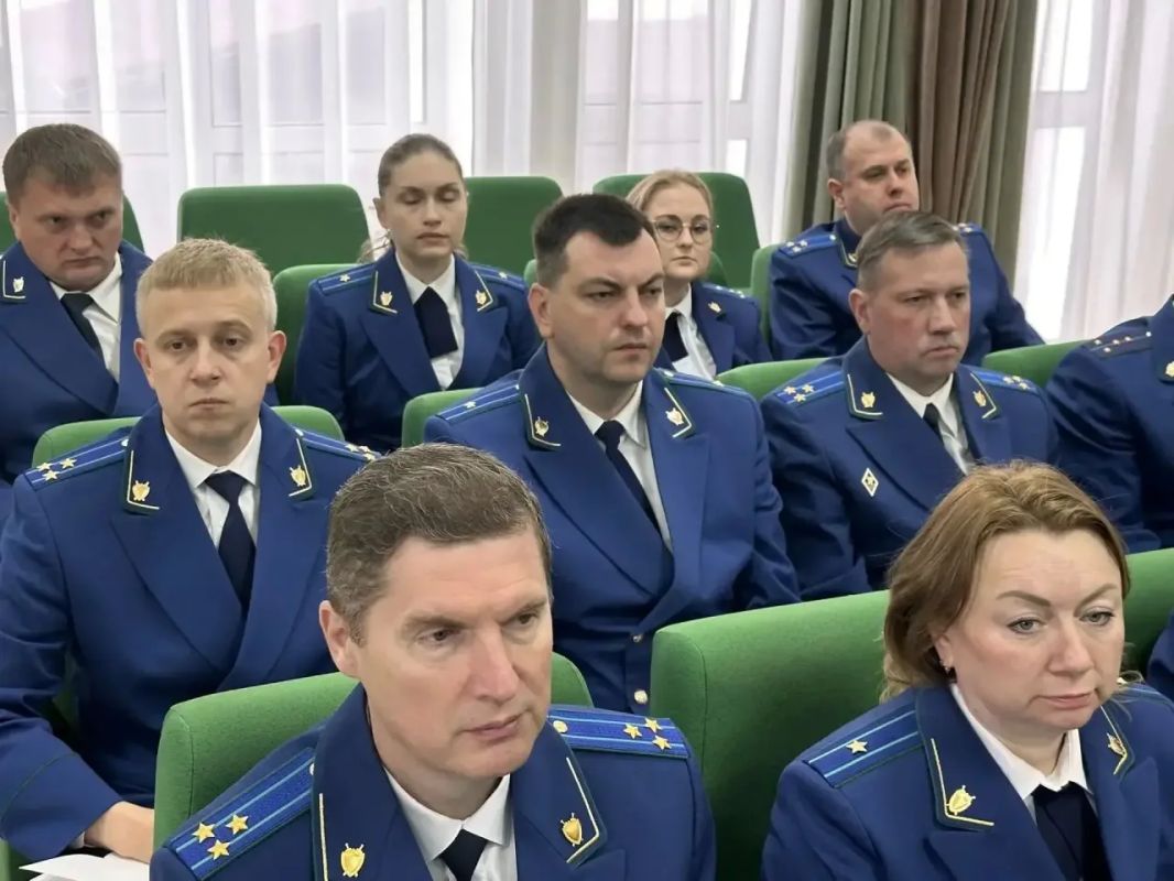 Прокурор области Константин Жиляков поручил городским и районным прокурорам взять на контроль завершение ремонта крыш многоквартирных домов в максимально короткие сроки Прокурор области Константин Жиляков поручил городским и районным прокурорам взять на контроль завершение ремонта крыш многоквартирных домов в максимально короткие сроки