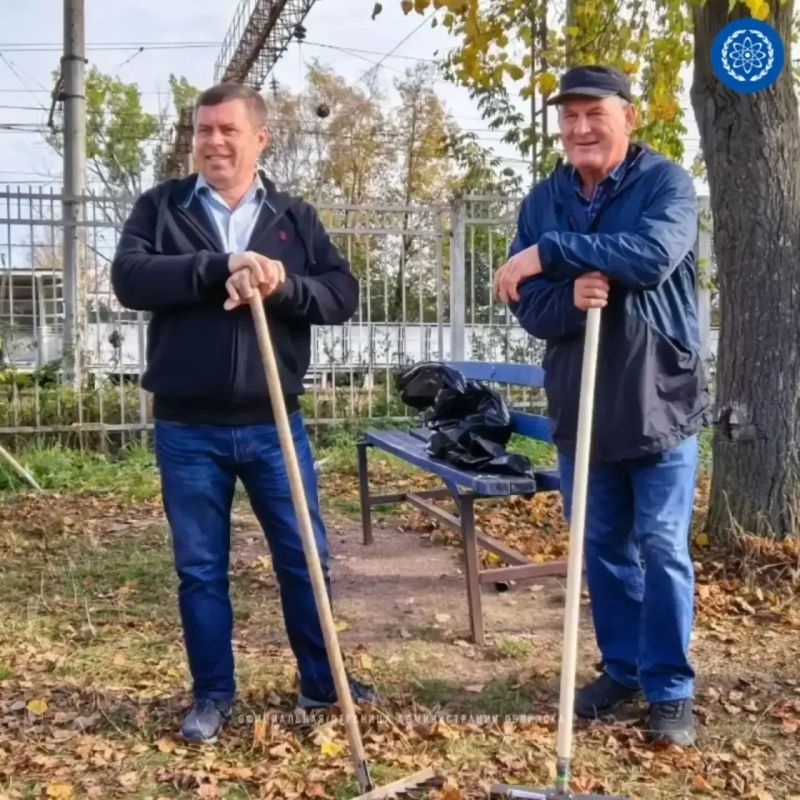 Субботники продолжаются. Сотрудники администрации города и «Обнинского городского транспорта» вместе привели в порядок территорию Привокзальной площади Субботники продолжаются. Сотрудники администрации города и «Обнинского городского транспорта» вместе привели в порядок территорию Привокзальной площади