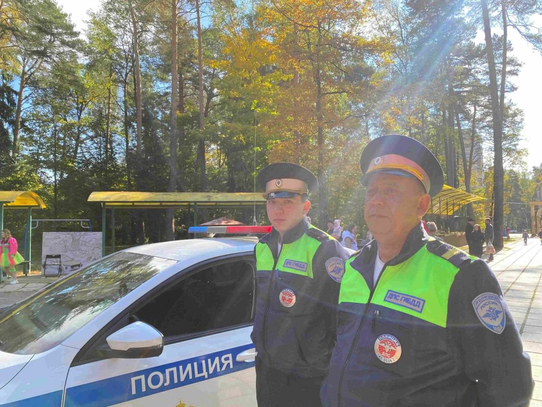 Обнинские полицейские совместно с Общественным советом провели мероприятие по изучению Правил дорожного движения в городском парке Обнинские полицейские совместно с Общественным советом провели мероприятие по изучению Правил дорожного движения в городском парке