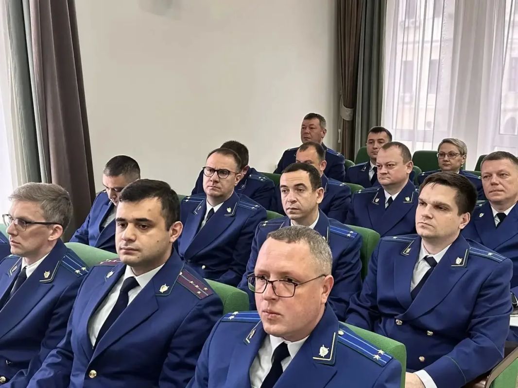 Прокурор области Константин Жиляков поручил городским и районным прокурорам взять на контроль завершение ремонта крыш многоквартирных домов в максимально короткие сроки Прокурор области Константин Жиляков поручил городским и районным прокурорам взять на контроль завершение ремонта крыш многоквартирных домов в максимально короткие сроки