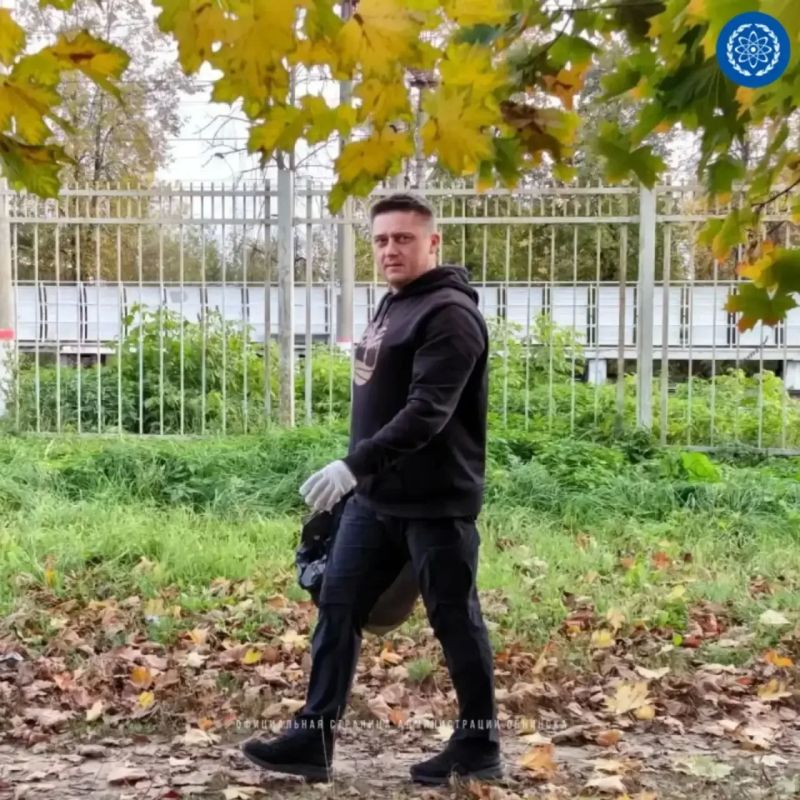 Субботники продолжаются. Сотрудники администрации города и «Обнинского городского транспорта» вместе привели в порядок территорию Привокзальной площади Субботники продолжаются. Сотрудники администрации города и «Обнинского городского транспорта» вместе привели в порядок территорию Привокзальной площади