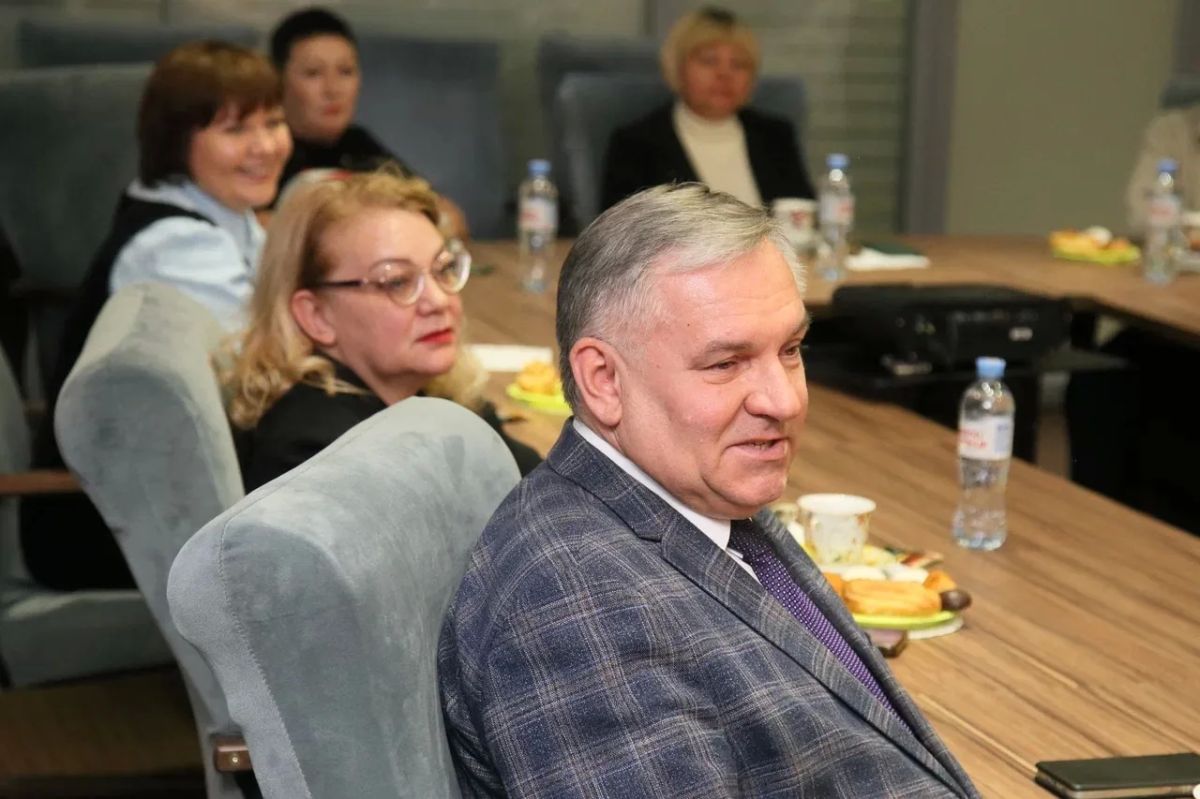 Дмитрий Денисов: В преддверии Дня учителя пригласил калужских педагогов на неформальную встречу Дмитрий Денисов: В преддверии Дня учителя пригласил калужских педагогов на неформальную встречу