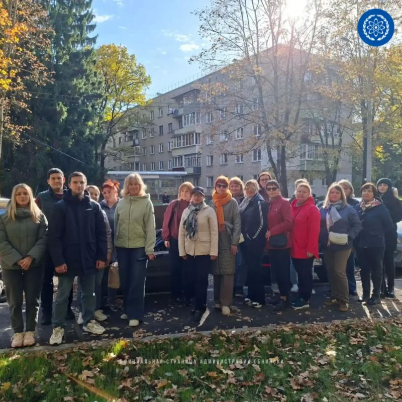Субботники продолжаются. Сотрудники администрации города привели в порядок территорию за зданием по ул. Курчатова, 32. В уборке приняли участие 20 человек